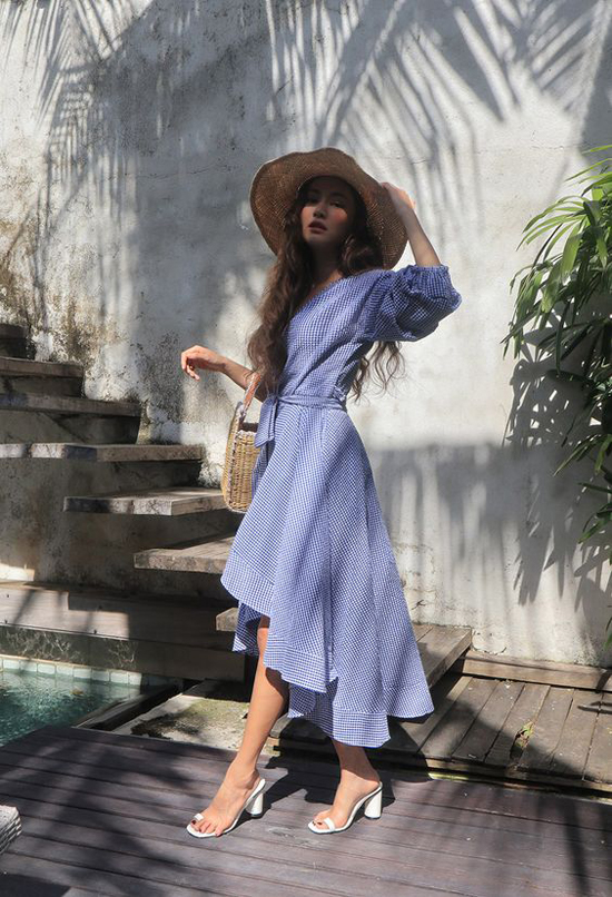 Set đồ đúng điệu mùa hè với váy ca rô thắt eo, sandal nhựa trong và các phụ kiện mũ cói, túi nan hợp mùa.    