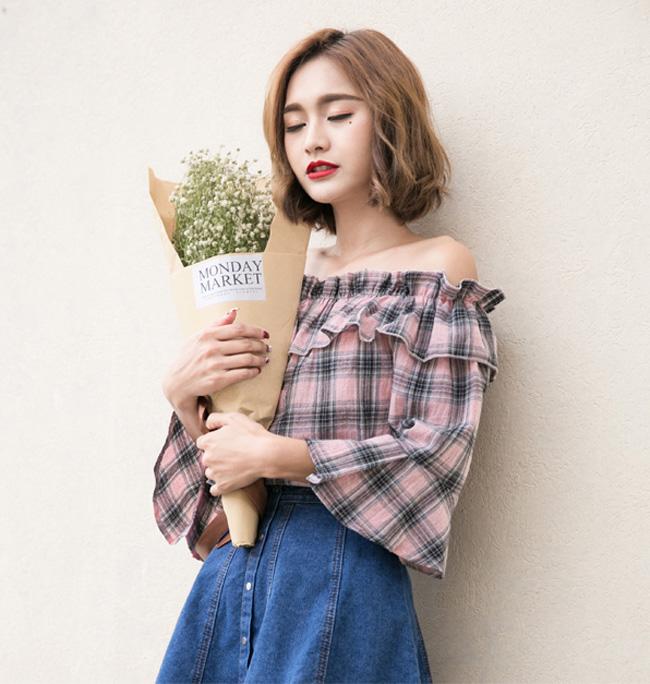 Nếu ưa thích dơn giản hơn một chút nàng chỉ cần phối áo thun trơn cùng chân váy tối màu. Các phụ kiện đi kèm như mũ vành, túi cói và giày bệt là những gì nàng cần để có một bộ Shbet999 com đăng nhập mùa hè chính hiệu.    