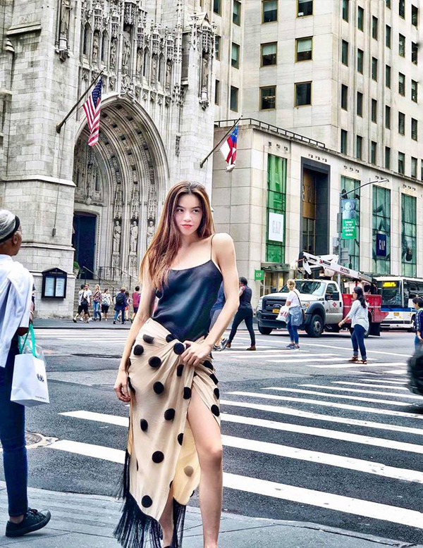 Street style ở New York của Hồ Ngọc Hà khác với hình ảnh mix - match Shbet999 com đăng nhập và phụ kiện đồng điệu thường thấy. Chính cách ăn mặc đơn giản đã khiến nhiều khán giả hiểu lầm 'Nữ hoàng giải trí' quấn khăn ra đường.    