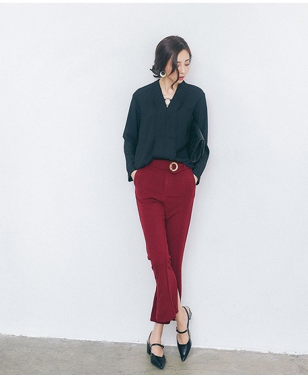 ... hay chiếc áo sơ mi kiểu màu đen đơn giản cùng đôi giày cao gót sẽ giúp bạn vừa biến hóa thành nữ nhân viên thanh lịch lại nổi bật.  