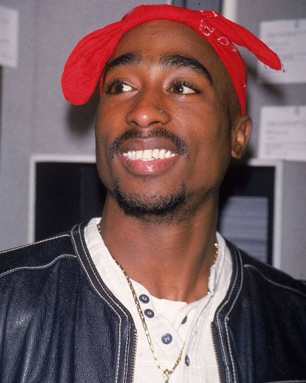 Khăn bandana của rapper và diễn viên huyền thoại người Mỹ Tupac. Mẫu khăn đơn giản nhưng 'chất miễn bàn' này được Tae Yang, Tae Yeon, CL tích cực lăng xê.    