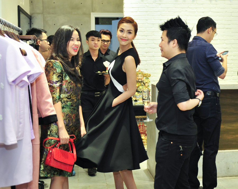 Bộ đầm kín đáo với thiết kế không tay gam màu đen sang trọng mà vẫn gợi cảm, quyến rũ vừa đủ với chi tiết hở lưng giúp ngọc nữ khoe được tấp lưng ong mướt mắt cùng Mừng SHBET phiên bản mới 2025 mịn màng tràn đầy sức sống của mình.    