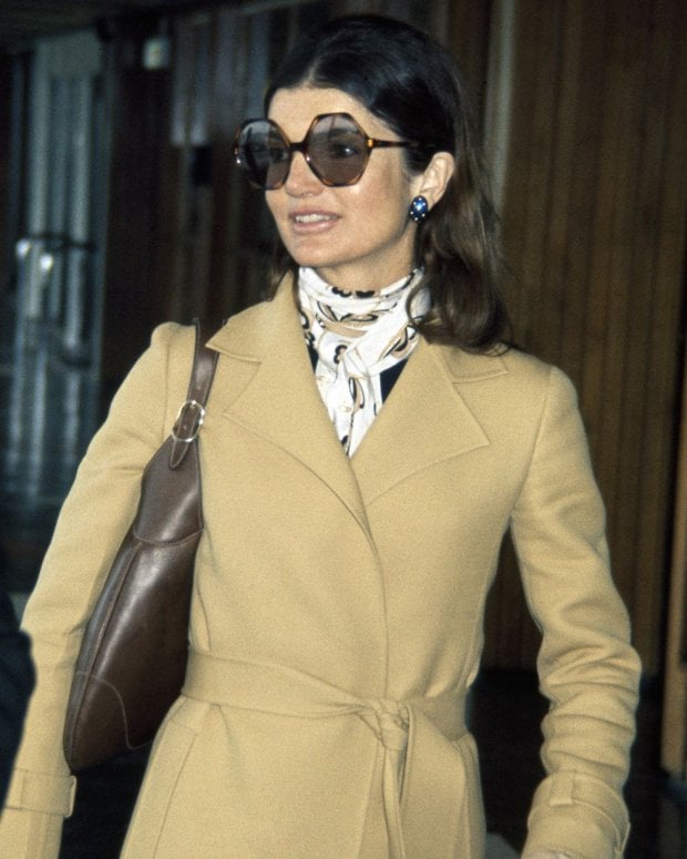 Kính râm oversized của Jackie Kennedy -  vợ tổng thống Kennedy.    