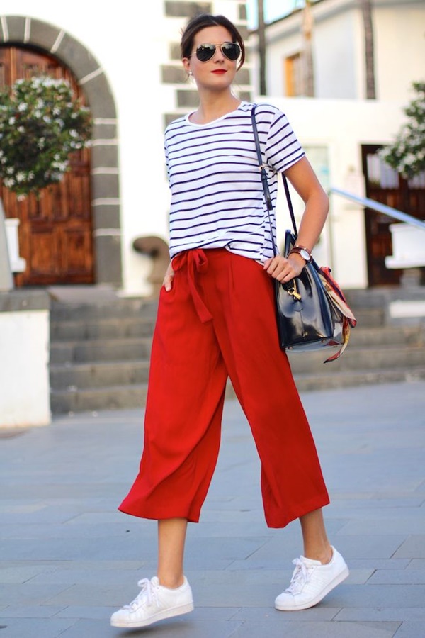 Với chiếc áo sọc ngang bạn thoải mái diện với chiếc quần tây màu đỏ hay chiếc quần culottes.  