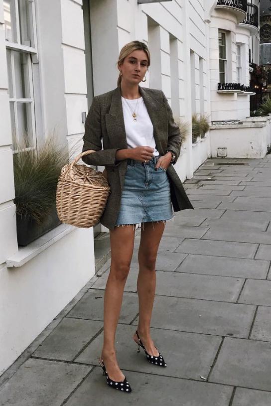 Một set gợi ý khác với cách phối tương tự nhưng trẻ trung hơn khi kết hợp chân váy jeans với giày đính ngọc trai sang trọng và túi cói sành điệu.    