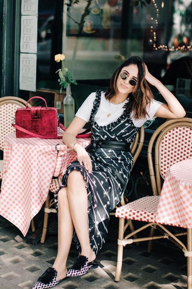 Nếu có nhiều váy hai dây hoặc maxi trong tủ quần áo nàng hãy tận dụng phối ngay với áo thun trơn mỏng nhẹ để diện trong hè này. Cách phối đơn giản nhưng vô cùng thời trang này sẽ giúp chị em làm mới được kha khá quần áo cũ nhàm chán thường ngày.  