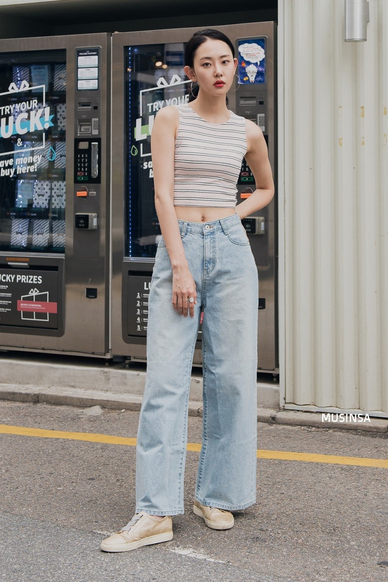 Bên cạnh áo phông + quần short, crop top + quần jeans ống rộng cũng chính là công thức 