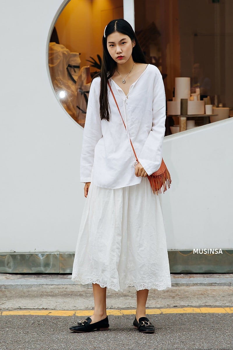 Vẫn là cách phối đồ white-on-white nhưng lại tràn ngập chất boho đầy nữ tính. Từ chiếc áo blouse mát rượi cho đến chân váy viền đăng ten xinh xắn và chiếc túi tua rua đều khiến người nhìn muốn mua bắt chước ngay và luôn.    