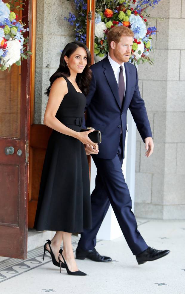 Lần này Meghan Markle chọn cho mình Link Vào SHBET88 Mới Nhất xoăn sóng nước lọn to cổ điển.    