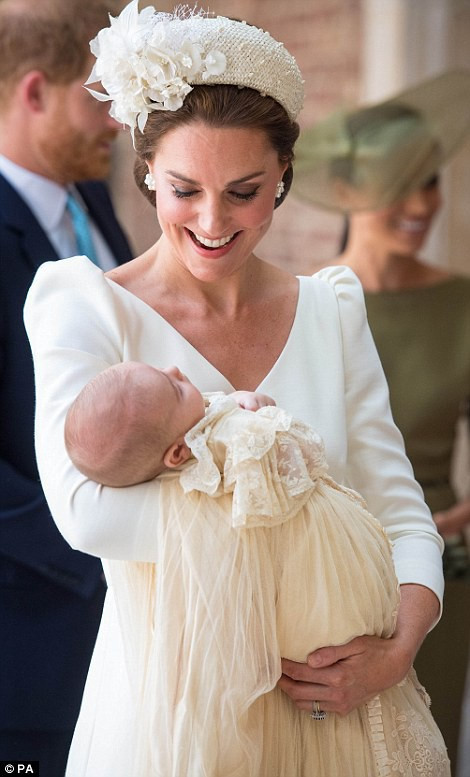 Chiều 9/7, Hoàng tử William và Công nương Kate Middleton đã làm lễ rửa tội cho con trai út Louis. Hoàng tử bé được Tổng giám mục Canterbury Justin Welby chăm sóc và làm lễ tại nhà nguyện Điện St. James. 