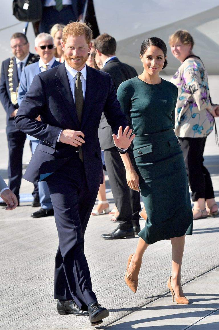 Khi đến Ireland, Meghan Markle diện bộ váy màu xanh lục bích của nhà mốt Givenchy phối cùng giày cao gót màu nude và túi xách có thiết kế khá lớn.    