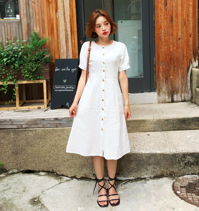 Đây là một thiết kế gần giống với dáng váy của Zara nhưng kiểu dáng có phần nhẹ nhàng hơn với phần cổ tròn kín đáo.    