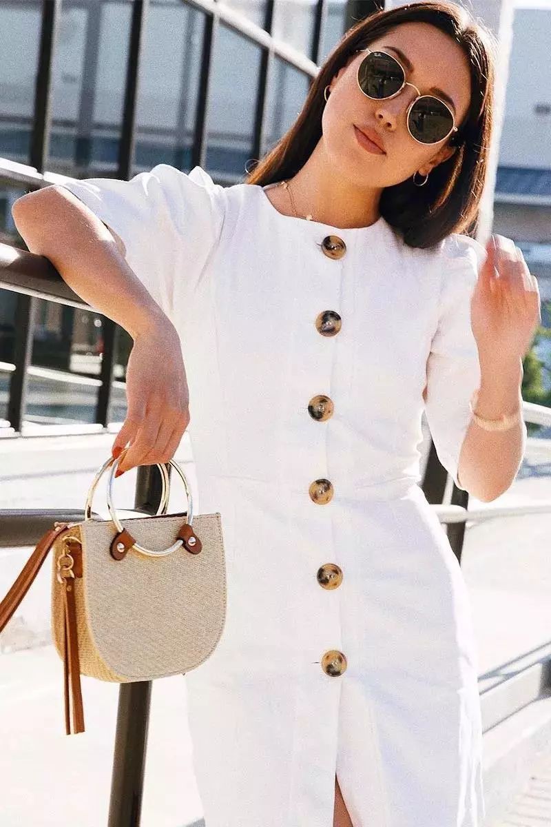 Đơn giản hơn là một thiết kế váy trắng trang nhã kín đáo nhưng vẫn có đường xẻ cao hút tầm mắt.    