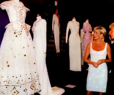 Trong buổi đấu giá năm 1997, công nương đã bán đấu giá 79 chiếc váy nổi tiếng nhất của mình để quyên góp cho quỹ từ thiện điều trị ung thư và Shbet888.com tỷ lệ cược cao về HIV/ AIDS. Số tiền thu được từ buổi đấu giá lên đến 3,25 triệu đô la nhưng số phận trớ trêu đã cướp đi sinh mệnh người phụ nữ nhân ái này khi bà còn rất nhiều kế hoạch còn dang dở.
