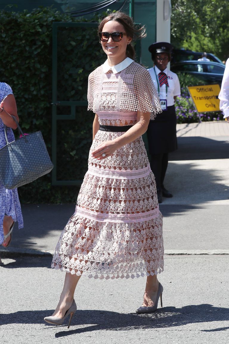 Tại giải Wimbledon 2017, Pippa Middleton đã xuất hiện với phong thái rạng rỡ trong chiếc váy màu hồng lazer.