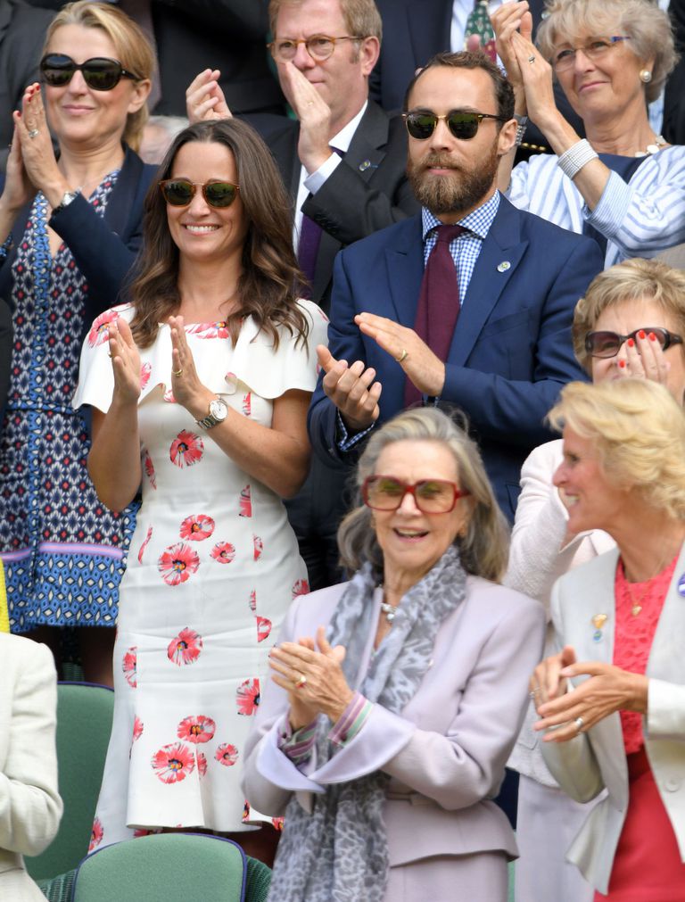 Và trong giải Wimbledon 2016, em gái công nương Kate đã tham dự với anh trai James trong chiếc váy hoa của Susannah.