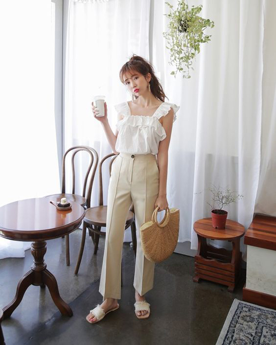 Set phụ kiện túi nan, dép bệt quai vải xinh xắn mix cùng áo bèo nhún hot trend, quần ống lửng cũng được nhiều cô gái yêu thích.     