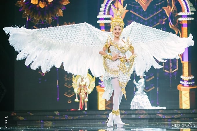 Một bộ Shbet999 com đăng nhập khác có đôi cánh lông vũ hoành tráng, thể hiện vẻ đẹp của một người phụ nữ thuần khiết.    