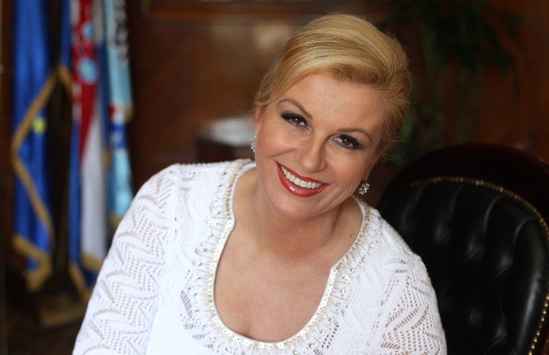 Tổng thống Croatia Kolinda Grabar-Kitarovic sinh ngày 29/4/1968. Thời trẻ, bà từng tham gia chương trình đào tạo trao đổi một năm tại New Mexico, Mỹ. Sau đó, bà tiếp tục học đại học, Thạc sĩ tại các thành phố lớn Zagreb, Vienna, Washington DC và Havard. Ba năm trước, bà nhận bằng Tiến sĩ tại quê nhà.
