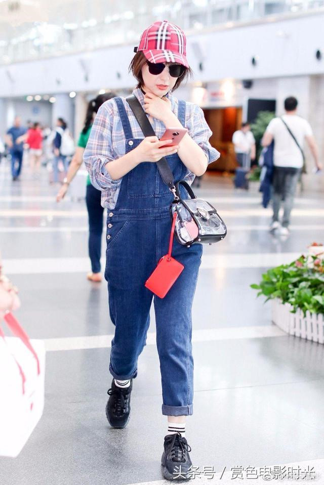 Ngoài ra, bạn cũng có thể kết hợp áo sơ mi cùng những chiếc quần yếm vừa thanh lịch, vừa trẻ trung, nếu như khéo léo mix đồ bạn cũng có thể diện set đồ này đến công sở. Kết hợp cùng giày thể thao, mũ lưỡi trai sẽ cho bạn Shbet999 com đăng nhập xuống phố cuối tuần phong cách.  