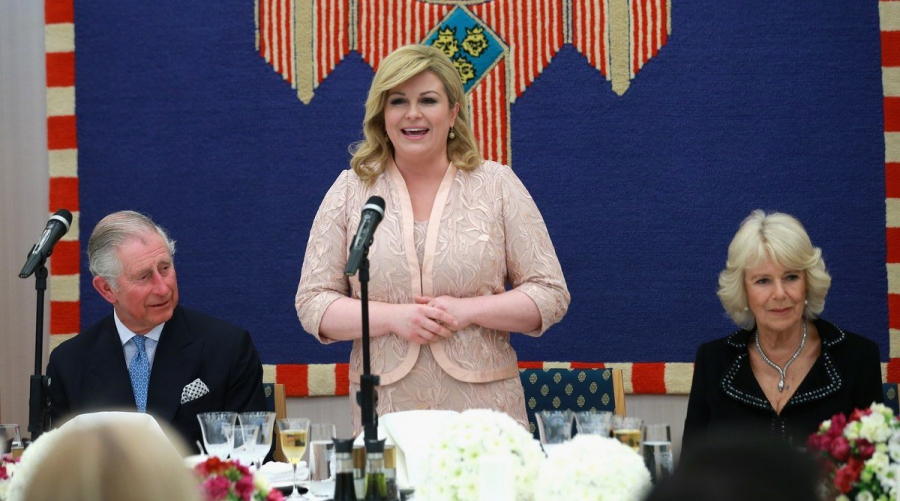 Có thể thấy, Tổng thống Kolinda Grabar-Kitarovic luôn lựa chọn phong cách thời trang kín đáo, lịch sự và sang trọng.  