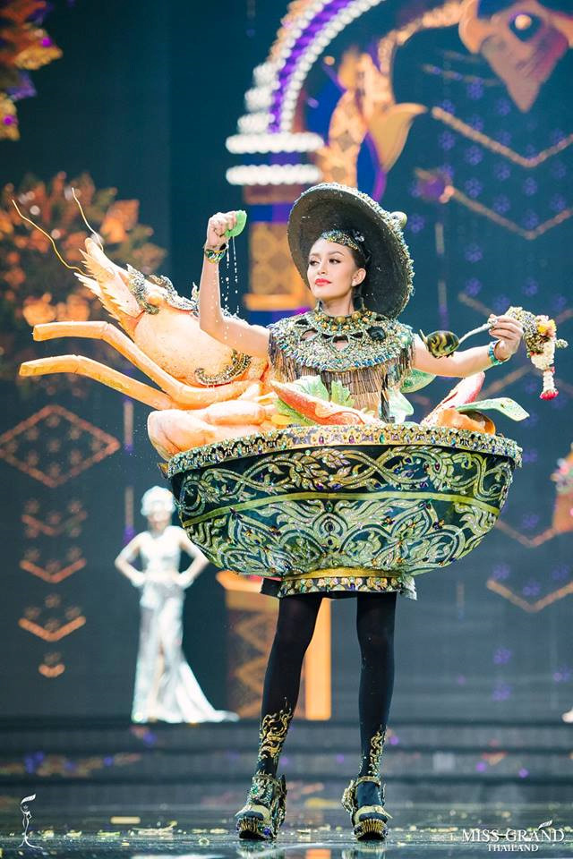 Không chỉ biến thành con vật, các thí sinh còn biến hoá sáng tạo với nhiều loại hình văn hoá đặc trưng khác của Thái Lan đặc biệt là ẩm thực. Một người đẹp đã tự biến mình thành tô tom yom, Shbet0099 cá cược trực tuyến đặc sản của đất nước này trên sân khấu cuộc thi Hoa hậu Hòa bình. Cô còn đem một trái chanh lên sân khấu và vắt vào 