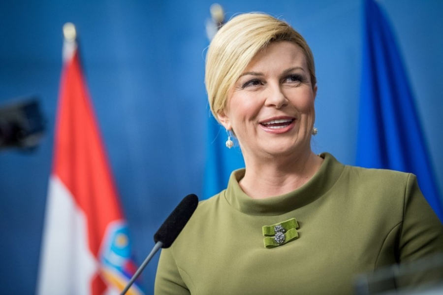Là một chính khách nổi tiếng, Kolinda Grabar-Kitarovic lựa chọn phong cách thời trang kín đáo, lịch sự và sang trọng. Chính điều này đã làm cho công chúng thêm mếm mọ và quý trọng bà.  