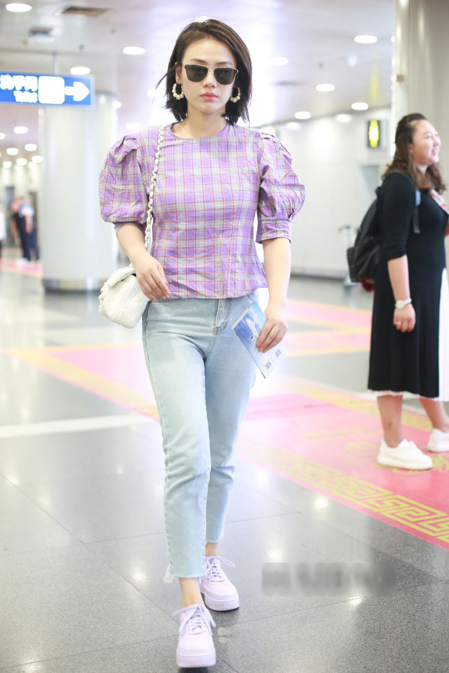 Vẻ đẹp của sơ mi caro với những đường nét cơ bản cùng với chất bụi của quần jean sẽ là một bộ đôi hoàn hảo cho những cô nàng yêu thích phong cách năng động và thoải mái.