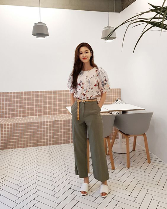 Sơ mi cách điệu tay bồng phối cùng quần suông, dép bệt để bạn gái sẵn sàng chụp ảnh 'sống ảo' cùng hội chị em.    