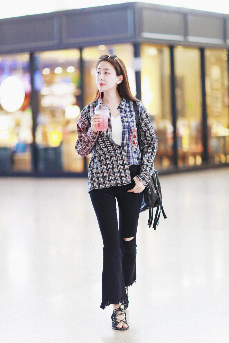 Công thức mix áo thun, sơ mi kẻ ô cùng quần jeans đã rất quen thuộc. Nhưng chỉ cần nhấn nhá bằng cách buộc cúc sơ mi lệch như nữ diễn viên Mã Tô là set đồ trông sẽ hay ho hơn hẳn.