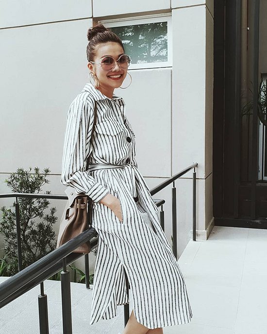 Kiểu váy mà giám khảo The Face 2018 đang mặc giống sơ mi cổ điển, cổ bẻ mang đến sự sang trọng, lịch sự.  Thanh Hằng đã rất tinh tế khi mix&match với phụ kiện quá chuẩn.    