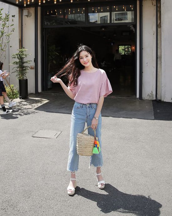 Set đồ cho nàng yêu phong cách vintage với áo sơ mi cổ vest phối cùng quần line lưng cao.    