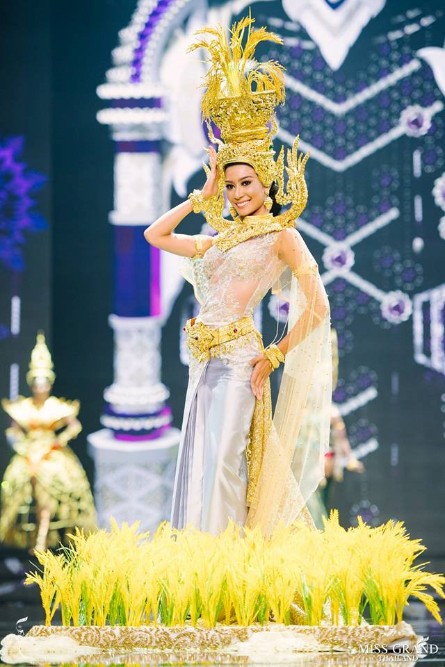 Không chỉ mang đến phong cảnh rừng núi hùng vĩ, một nữ thí sinh còn khiến khán giả bất ngờ với cánh đồng lúa vàng óng ả. Ngành nông nghiệp lúa nước là trọng điểm của nền kinh tế Thái Lan. 