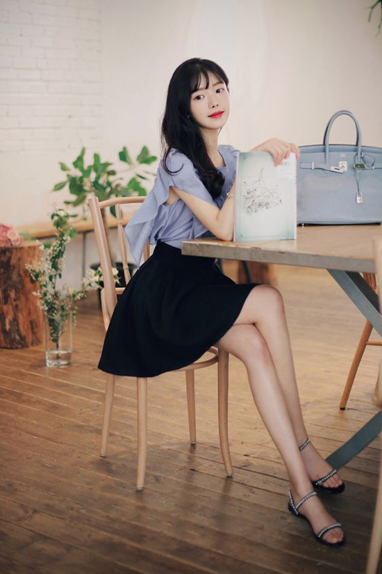 Chân váy ngắn với độ xoè chừng mực giúp 'kéo dài' đôi chân một cách ý nhị cho người mặc.    