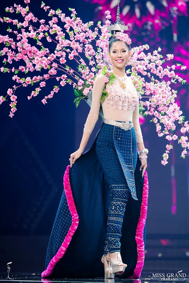 Bên cạnh đó, một nữ thí sinh khác thì lại gây chú ý khi mang cả rừng hoa đào tượng trưng cho mùa xuân rực rỡ lên sân khấu chiêu đãi khán giả.