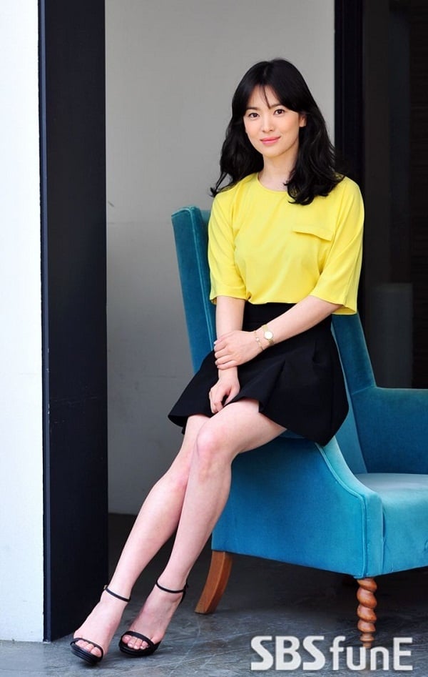 Song Hye Kyo xây dựng cho mình một hình ảnh đời thường khá giản dị nhưng cũng vô cùng nữ tính thanh lịch.    