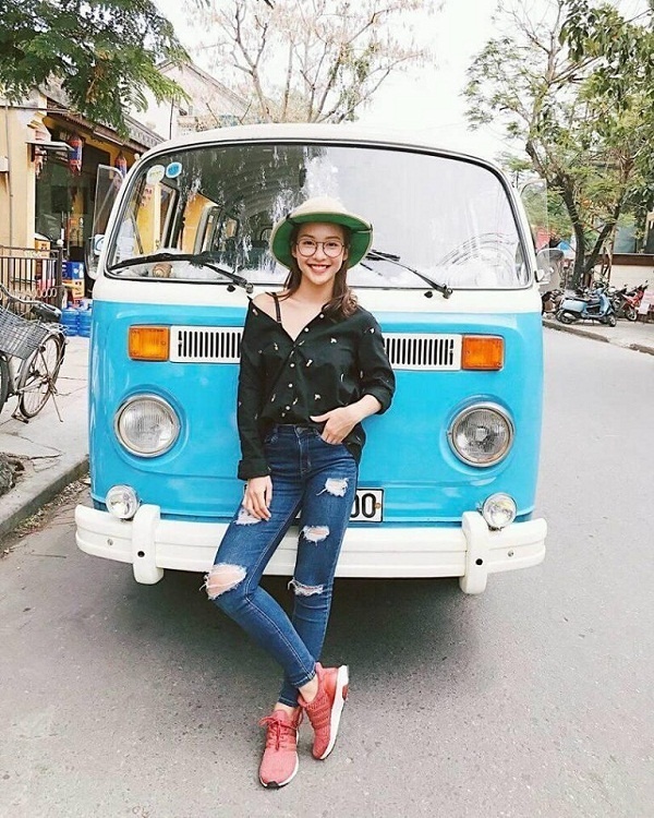 Tủ đồ thời trang của cô cũng không quá cầu kì. Trong Shbet999 com đăng nhập ngày thường, cô hay lựa chọn những items quen thuộc như quần jean, áo phông, sơ mi, giày sneaker...    