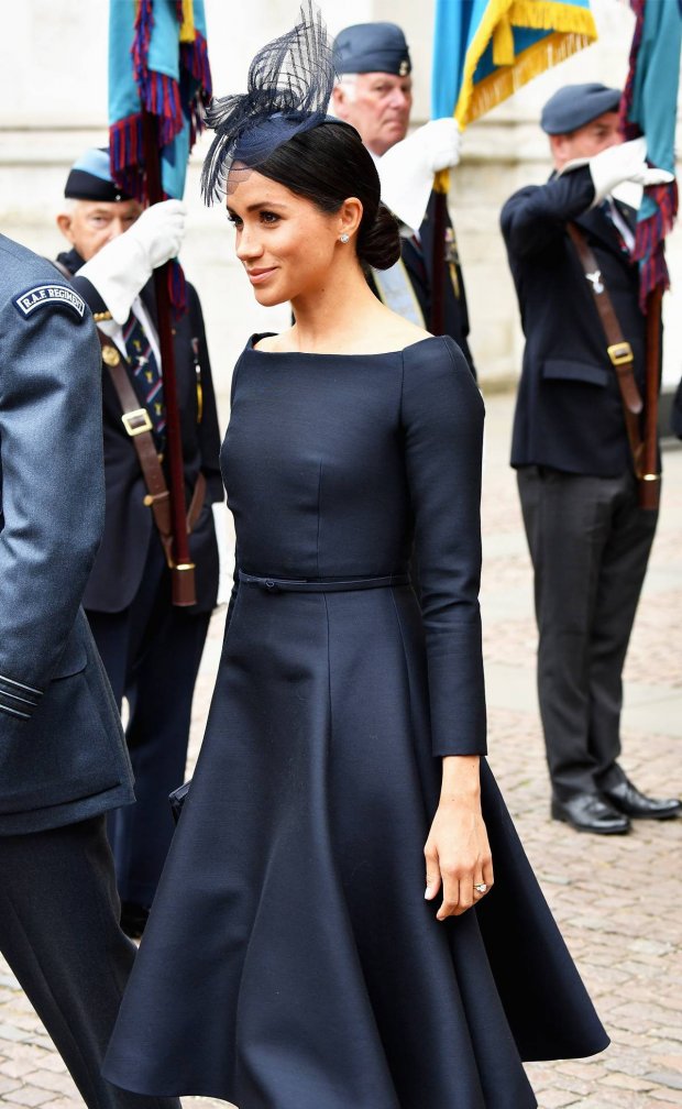 Diện tiếp tục 1 chiếc váy Dior đen để tham dự vào buổi lễ Hoàng Gia ngày 10/7, công nương Meghan khiến dân tình không khỏi xôn xao vì quá xinh đẹp.    