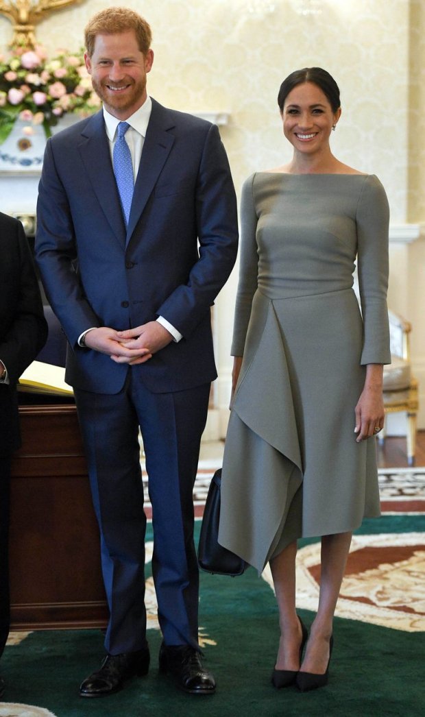 Và lần gần nhất, công nương Meghan diện thiết kế cổ thuyền cạn là vào hôm 12/7 trong chuyến công du đầu tiên của mình.    