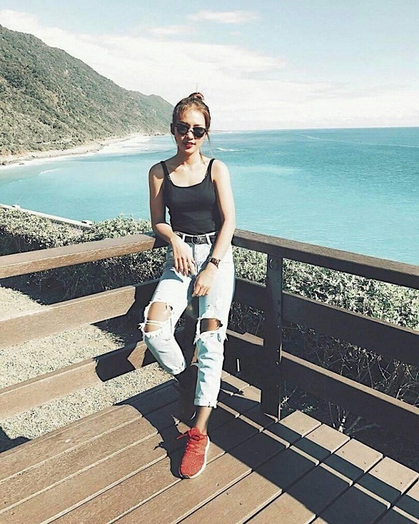 Phong cách ngày thường được Khả Ngân hướng tới hình ảnh một cô nàng trẻ trung năng động nhưng không kém phần cá tính.    