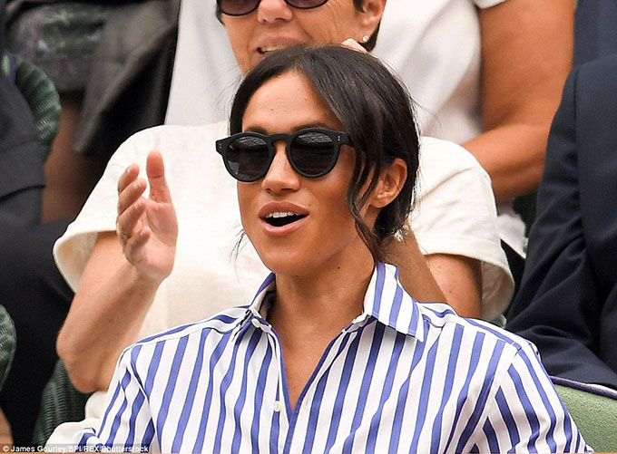Meghan đeo kính đen, hào hứng cổ vũ cho các tay vợt trên sân.    