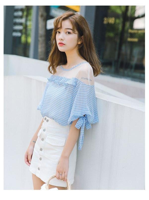 Áo chiffon và chân váy trắng tạo nên vẻ đẹp lịch sự, nhã nhặn, năng động, trẻ trung, thoải mái cho chị em.    