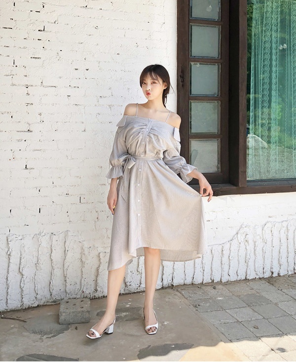 Diện váy trễ vai dáng dài cũng đủ tôn lên bờ vai trần gợi cảm và làm cho mùa hè của bạn trở nên ngọt ngào hơn bao giờ hết. Bạn nên kết hợp với sandal cao gót để có vẻ ngoài thon thả hơn nhé.    