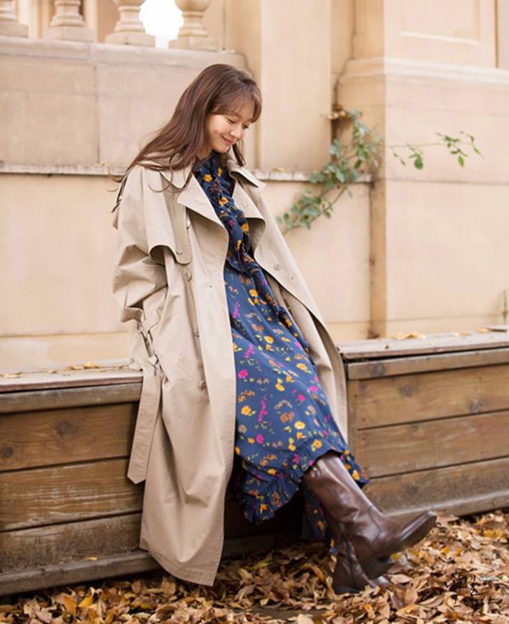 Sau bộ phim Ngày mai bên em (Tomorrow with you), cách phối đồ với đầm maxi với boot da nâu và áo khoác dài của Shin Min Ah trở thành xu hướng thời trang phổ biến ở Hàn khi tiết trời chuyển sang Thu.    