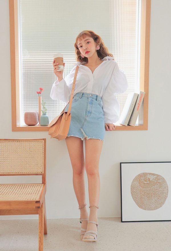 Bạn sẽ trông chững chạc, trưởng thành và cuốn hút hơn khi phối áo sơ mi cùng chân váy denim đó.    