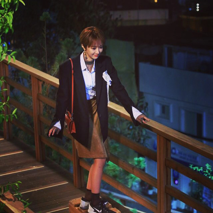 Goo Joon Hee là người làm nên xu hướng tóc pixie cùng phong cách trang điểm với son màu neon. Choker và hoa tai to bản là phụ kiện không thể thiếu của nữ diễn viên cá tính trong Cô nàng xinh đẹp.