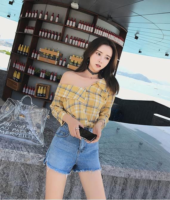 Áo sơ mi lệch vai đi kèm quần short trông cực kì trẻ trung và năng động đúng không nào? Bạn có thể diện set đồ này đi picnic cuối tuần, đi biển hay tham gia các hoạt động trong những ngày đầy nắng.     