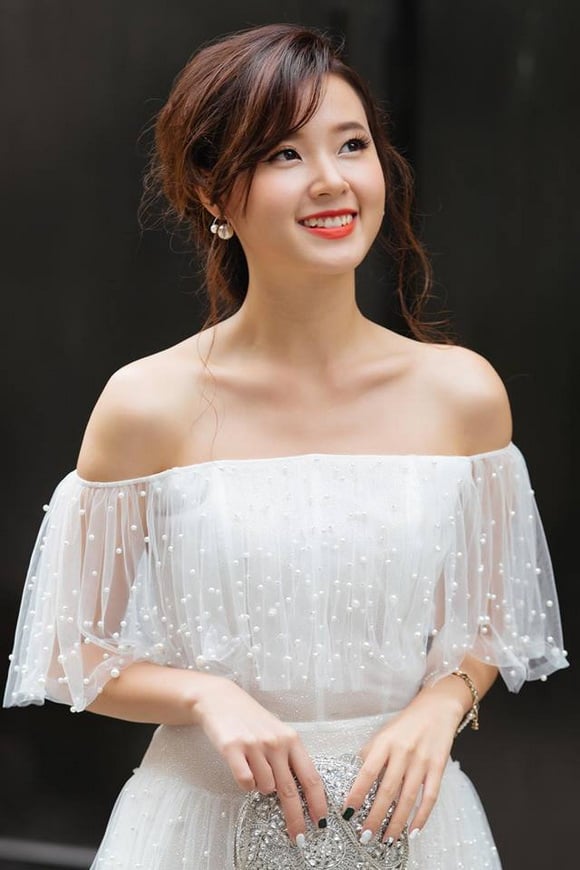 Với chiếc váy trễ vai chất liệu ren này, Midu đem lại hình tượng “băng thanh ngọc khiết” khiến bao người nhìn ngắm.    
