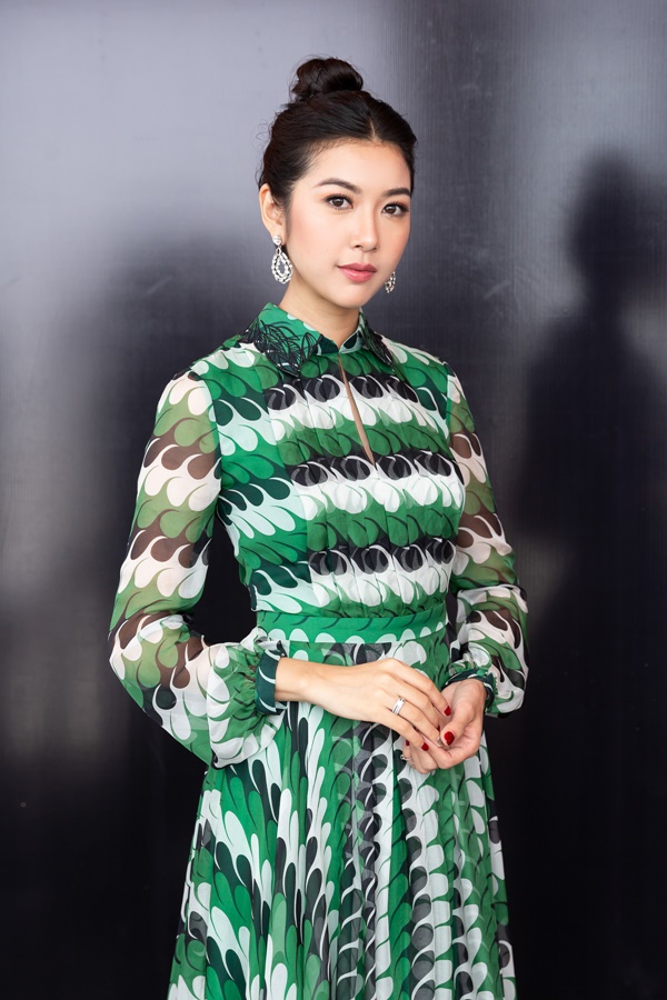 Thuý Vân dịu dàng cùng thiết kế váy sơ mi cách điệu.    