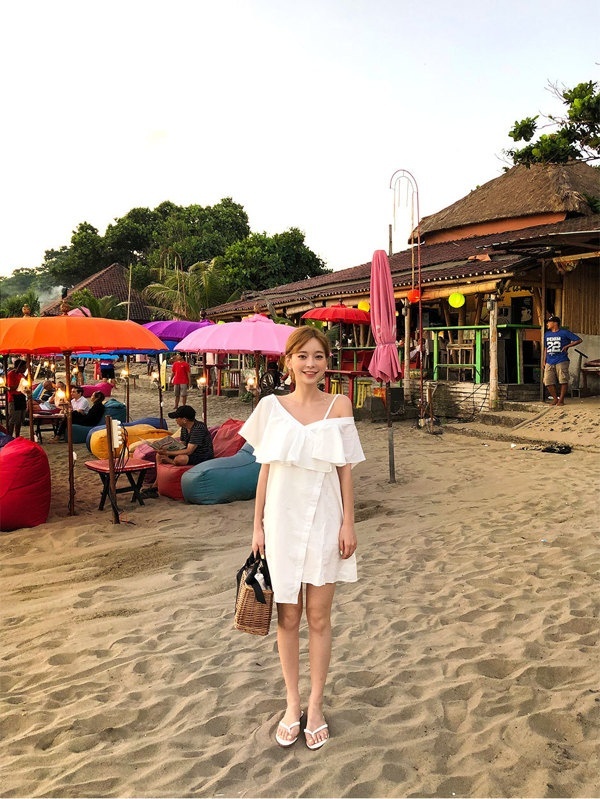 Hè đến rất thích hợp để diện váy lệch vai đầy quyến rũ như này.    